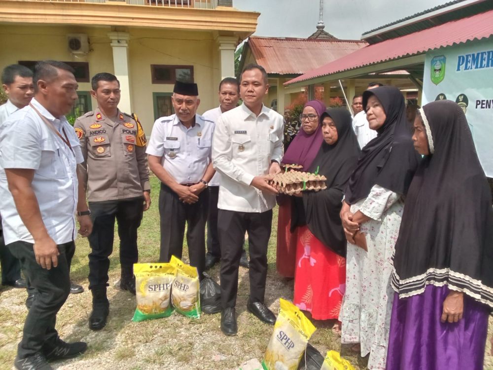 Warga penerima manfaat antusias menerima bantuan sembako dari Pemkab Sarolangun di Kecamatan Pelawan.
