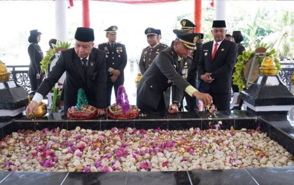 Bupati Tebo Agus Rubiyanto,.SE,.MM dan Dandim 0416/Bungo Tebo Letkol Inf Dedi Pungki Irwanto, S.IP., M.Ipol saat Ziarah ke Makam Pahlawan Sultan Thaha Saifuddin