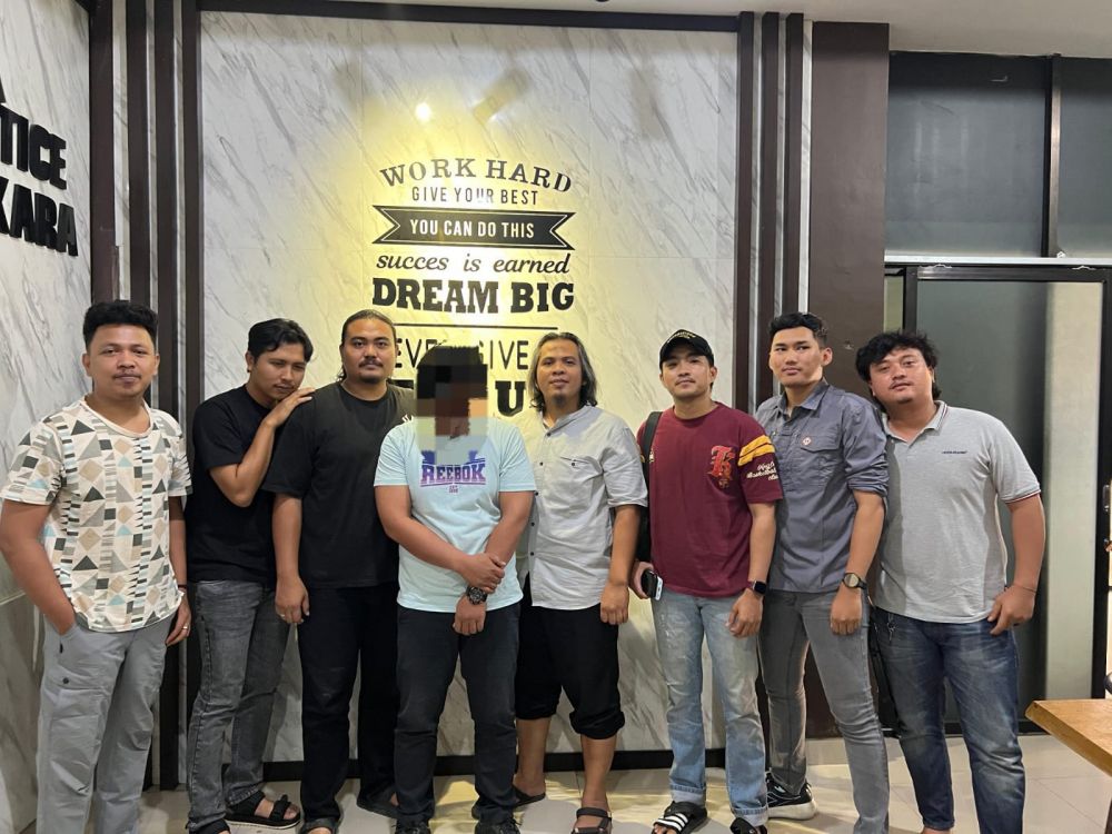 Polisi saat mengamankan pelaku kasus kekerasan seksual berbasis elektronik di Merangin.