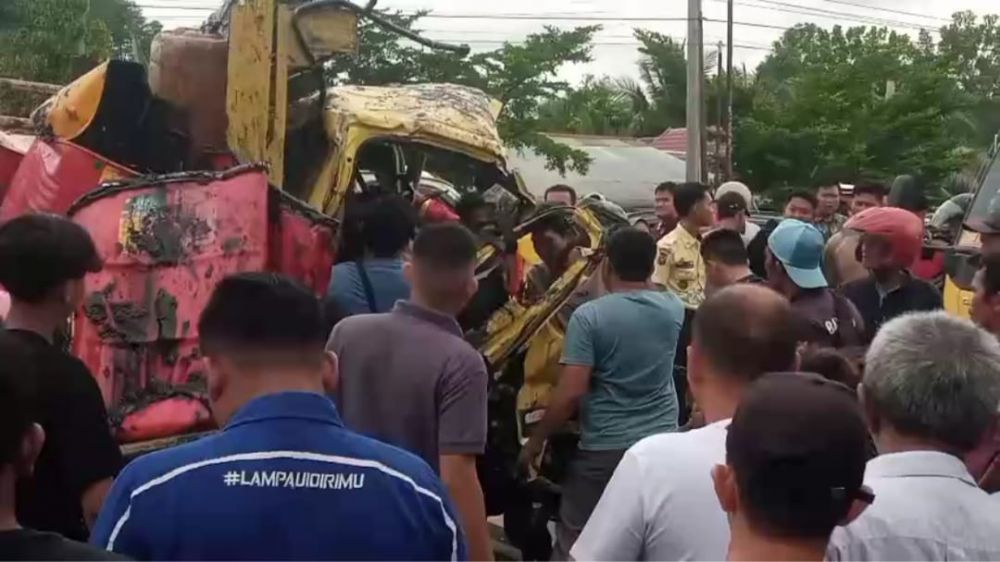 Kondisi warga saat melakukan evakuasi korban, sopir truk jenis PS