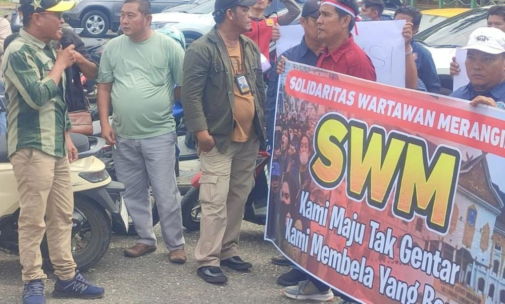 Puluhan wartawan yang tergabung dalam Solidaritas Wartawan Merangin (SWM) gelar aksi damai di depan Mapolres Merangin, menuntut pengusutan tuntas kasus intimidasi terhadap jurnalis di kawasan Dam Betuk.