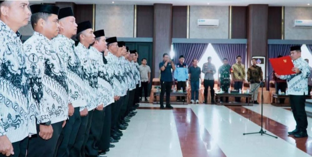 PJ Sekda Tebo, Dr. Sindi, S.H., M.H., saat Prosesi mengukuhkan Pengurus Persatuan Guru Republik Indonesia (PGRI) se-Kabupaten Tebo dan Pengurus PGRI Cabang Masa Bakti 2025–2030 dalam acara yang berlangsung di Pendopo Rumah Dinas Bupati Tebo, Jumat (14/11/2025). 