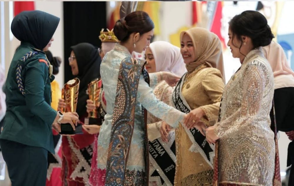 Bunda PAUD Kabupaten Tebo, Ny. Nur Chasanah Nazar, S.P., M.M., menerima Penghargaan Wiyata Darma Utama pada Puncak Apresiasi Bunda PAUD Nasional Tahun 2025 yang diserahkan langsung oleh Ibu Wakil Presiden RI sekaligus Pembina SERUNI Kabinet Merah Putih, Ny. Selvi Ananda Gibran Rakabuming di The Sultan Hotel and Residence Jakarta, Jum'at 13 November 2025.