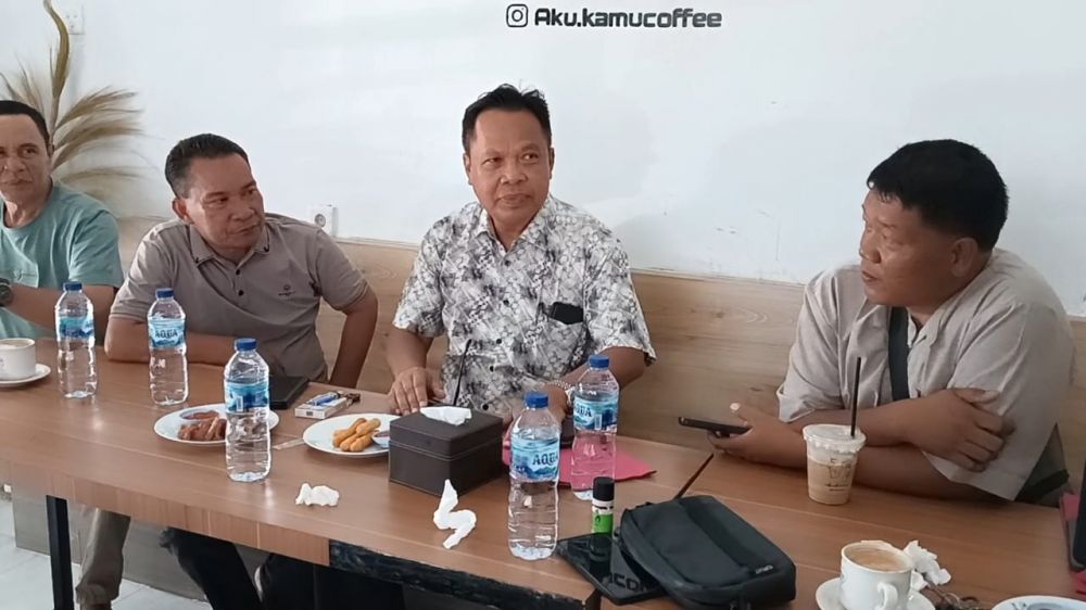 Kepala Dinas Pendidikan Kabupaten Merangin, Juhendri (tengah), bersama jajaran berdiskusi dengan para guru SMPN 32 Tabir Ulu terkait kronologi penyerangan terhadap guru Paimi. Pertemuan digelar untuk menguatkan keterangan para saksi dan memastikan kasus ditangani tuntas.