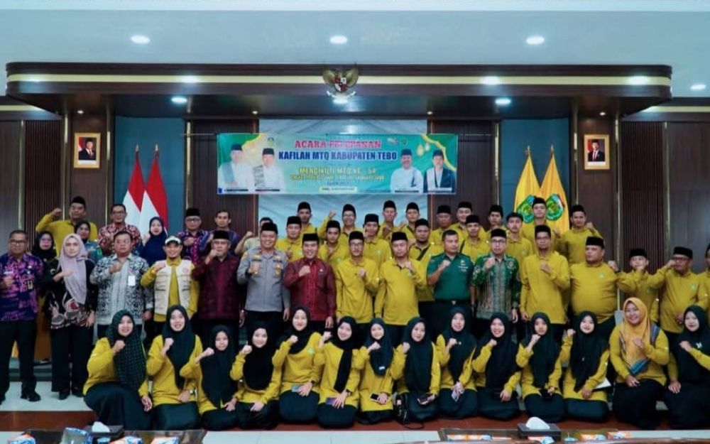 Pj Sekda Tebo Dr. Sindi,.SH,.MH foto bersama para kafilah yang akan mengikuti ajang Musabaqah Tilawatil Qur'an (MTQ) ke - 54 Provinsi Jambi.