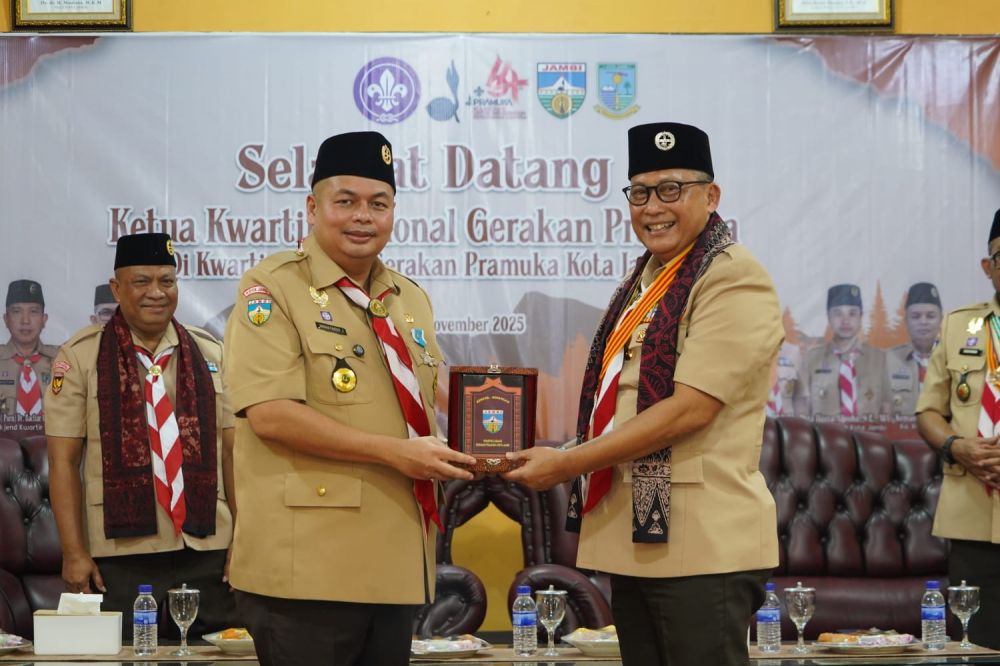Ketua Kwartir Cabang (Kwarcab) Gerakan Pramuka Kota Jambi, Kemas Faried Alfarelly (KFA) bersama jajaran pengurus menyambut kedatangan Ketua Kwartir Nasional (Kwarnas) Gerakan Pramuka, Komjen (Purn) Budi Waseso.