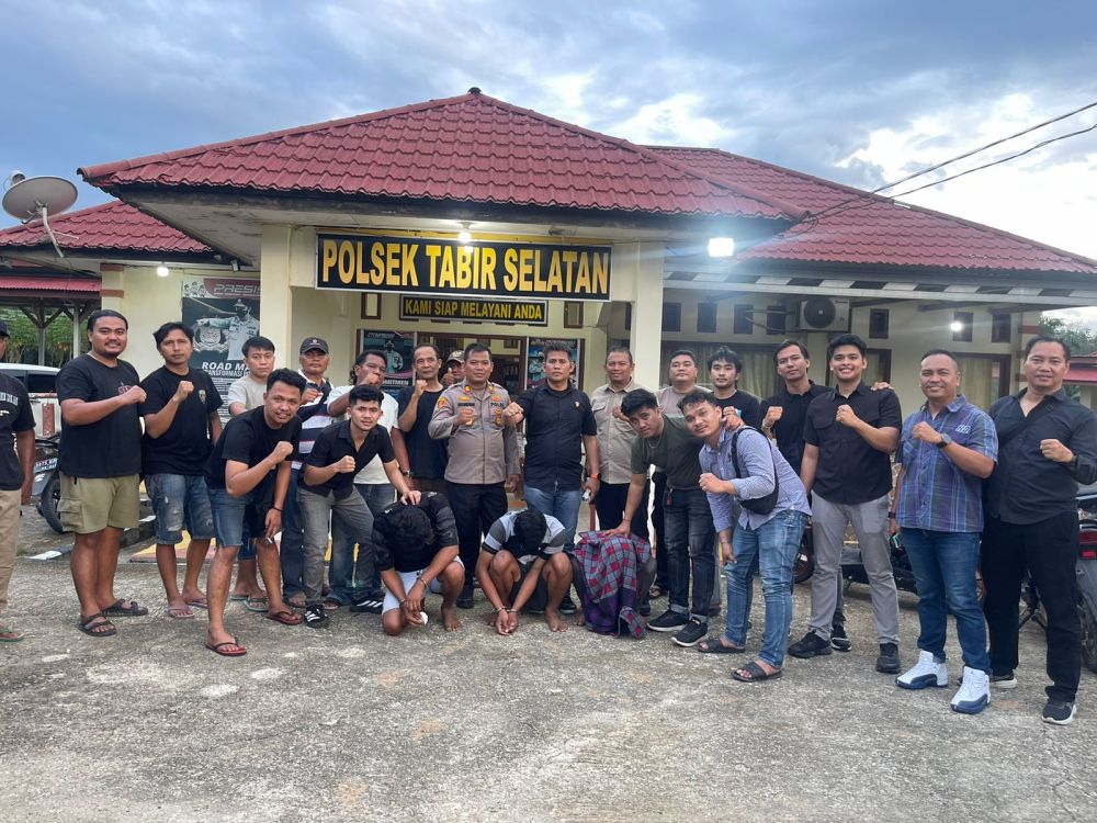 Tiga tersangka perampokan bersenjata digelandang Sat Reskrim Polres Merangin setelah berhasil ditangkap kurang dari 24 jam usai beraksi. Tiga pelaku lainnya masih dalam pengejaran