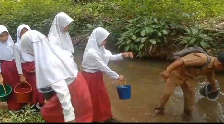 Anak-anak SD di Merangin terpaksa mengambil air sungai untuk kebutuhan MCK akibat minimnya fasilitas sekolah.