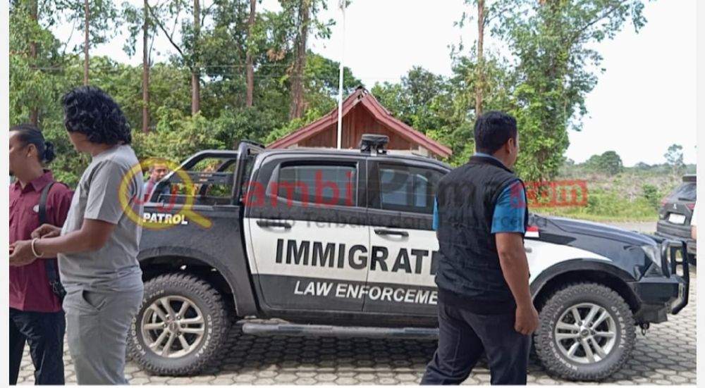 Petugas imigrasi Jambi saat akan melakukan operasi gabungan