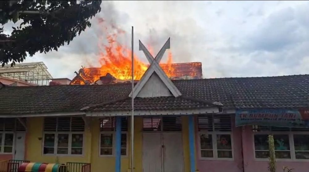 Kebakaran melanda kantor dinas pertanian provinsi Jambi pada minggu (23/11/2025).