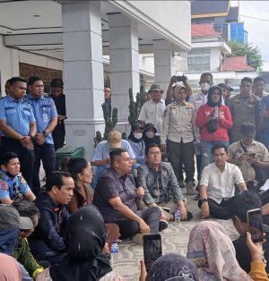 Ketua DPRD Jambi KFA Bentuk Pansus Zona Merah Usai Desakan Ribuan Warga