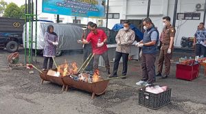 Kejari Tebo Musnahkan Barang Bukti Narkotika, Senpi Rakitan dan Sajam