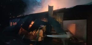 Tiga Rumah dan Satu Motor Terbakar di Balai Rajo, Damkar Tebo Padamkan Api Selama Dua Jam