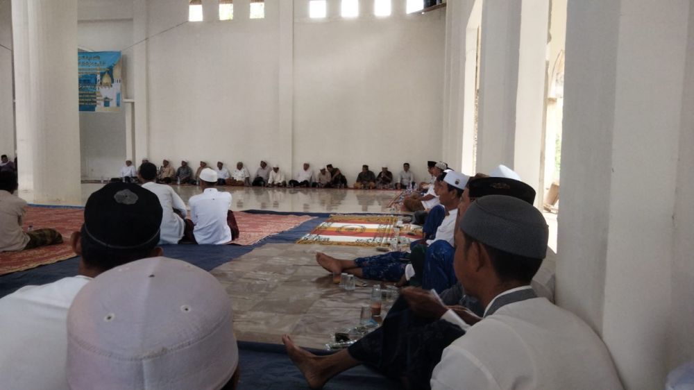 Warga RT 5 Kampung Baruh saat mengikuti peresmian Masjid Sayyid Mustofa yang dirangkaikan dengan peringatan Nisfu Syaban, Selasa (2026).
