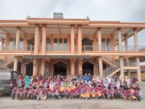 Peduli Lingkungan, Siswa MTsN 6 Tebo Bersih-Bersih Masjid