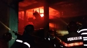 Bangsal Kayu di Simpang III Sipin Terbakar, Diduga Akibat Kembang Api