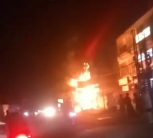 Gardu Listrik di Jelutung Terbakar, Damkar Jambi Padamkan Api dalam 20 Menit