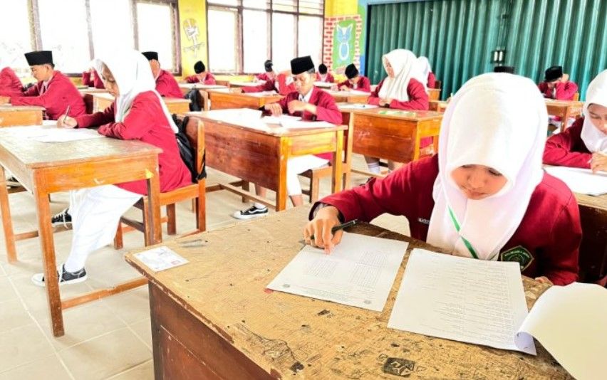 Hari Pertama Ujian Madrasah di MTsN 4 Bungo Berjalan Lancar