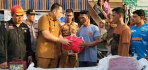 Bupati Merangin Terobos Arus Sungai untuk Salurkan Bantuan Banjir