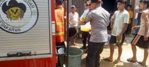 Polisi, Damkar, dan Warga Bersatu Padamkan Kebakaran di Pulo Aro