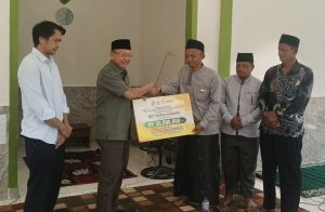 Cek Endra Kucurkan Rp50 Juta untuk Madrasah di Singkut, Dorong Lahirnya Generasi Islami