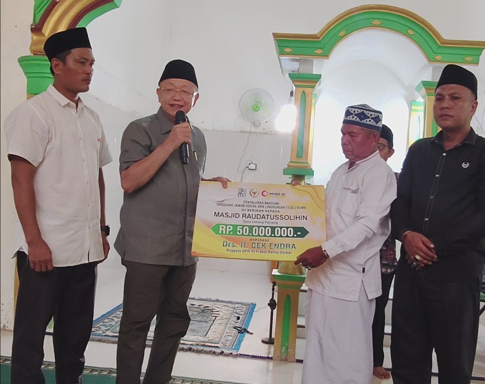 Cek Endra Salurkan Bantuan untuk Masjid Raudatusolihin
