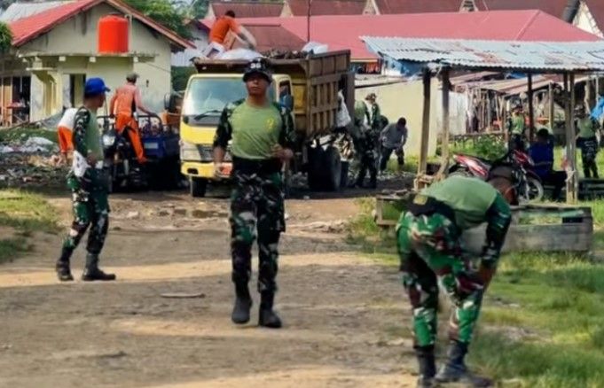 Bakti Karya di Pasar Tanjung Bungur, TNI dan Pemkab Tebo Bersihkan Lingkungan