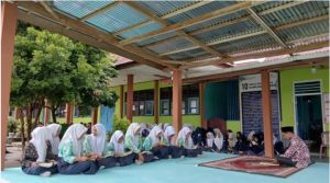 Sosok Guru Senior Penjaga Pembinaan Keagamaan di MTsN 4 Bungo