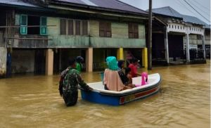 Ratusan Rumah di Desa Bedaro Terendam Banjir, Babinsa Sigap Bantu Warga