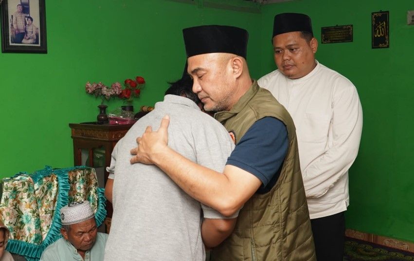 Duka di Tanah Sepenggal, Bupati Bungo Peluk Keluarga Korban Longsor