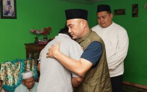 Duka di Tanah Sepenggal, Bupati Bungo Peluk Keluarga Korban Longsor