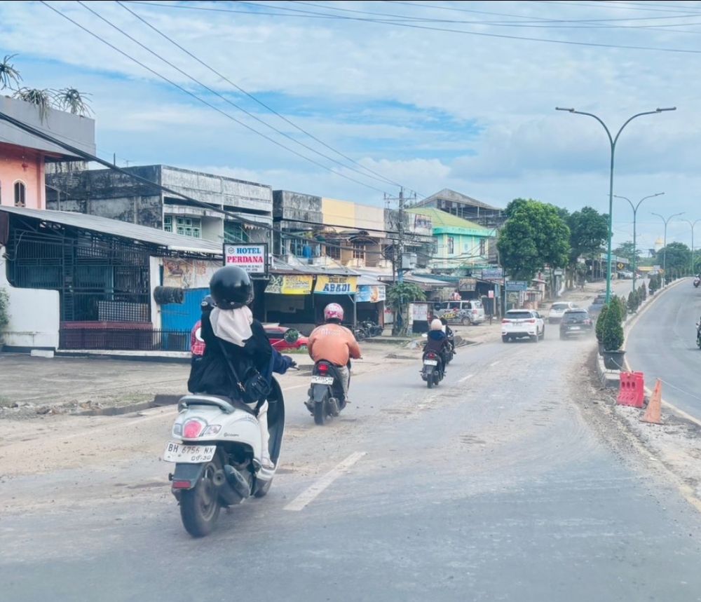 Debu Proyek Kolam Retensi Paal 5 Dikeluhkan Warga, Jalan Jadi Licin Saat Hujan