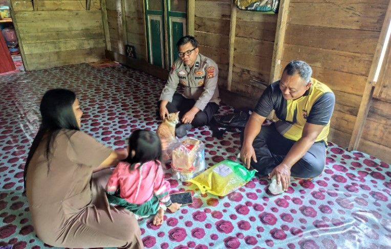 Polsek KSKP Peduli Anak Stunting di Desa Tungkal I, Warga Sambut Positif