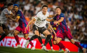 Valencia Bungkam Barcelona 3-1 di Mestalla, Lewandowski Cetak Gol Perpisahan