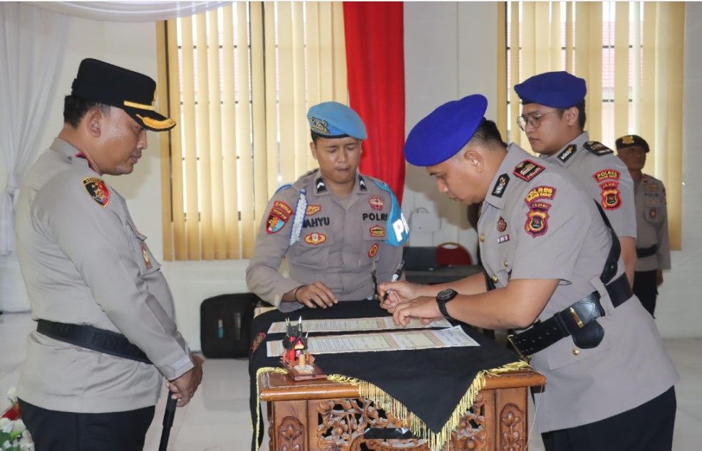 Kapolres Tanjab Barat Pimpin Sertijab Kasat Polairud dan Pelantikan Kapolsek Pengabuan