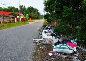 Bukan Taman, Depan SMKN 2 Tebo Justru Dipenuhi Sampah dan Bau Busuk