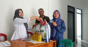 Ringankan Beban Warga, Kemensos Salurkan Bantuan Pangan untuk 582 KPM di Wirotho Agung