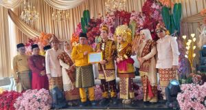 Wabup Tebo Serahkan Kado Pengantin Berupa KK dan KTP kepada Pasangan Pengantin Baru