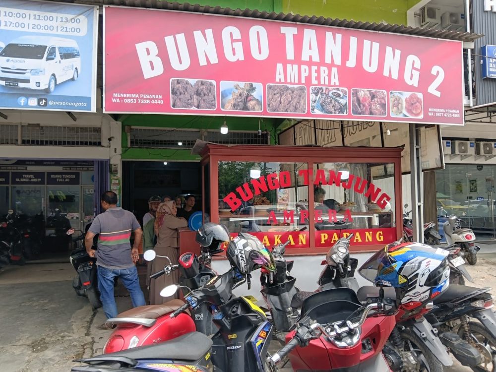 Ramai Diserbu Pembeli, Rumah Makan Bungo Tanjung Ampera Dipadati Warga Jelang Jam Makan Siang