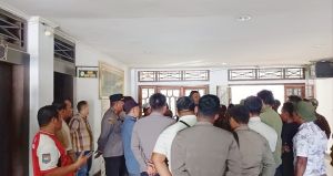 Puluhan Warga Sungai Rambai Geruduk Kantor Bupati, Desak Kades Dinonaktifkan