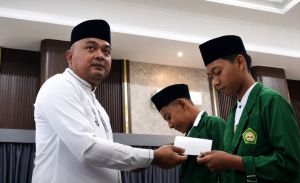 Bupati Tebo Salurkan 100 Paket Bantuan untuk Warga Rimbo Ilir, Perlengkapan Sekolah dari Gajinya