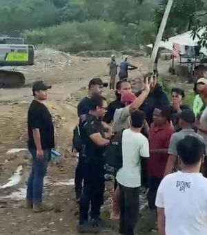 Viral! Video Tim Bareskrim Polri Bersenjata Dihadang Massa Saat Masuk Lokasi PETI di Merangin