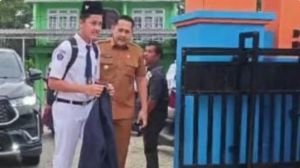 Bupati Merangin Antar Putranya di Hari Pertama Sekolah, Ajak Para Ayah Dampingi Anak