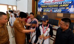 Raih Prestasi di O2SN Provinsi, Siswa Muaro Jambi Terima Penghargaan dari Bupati