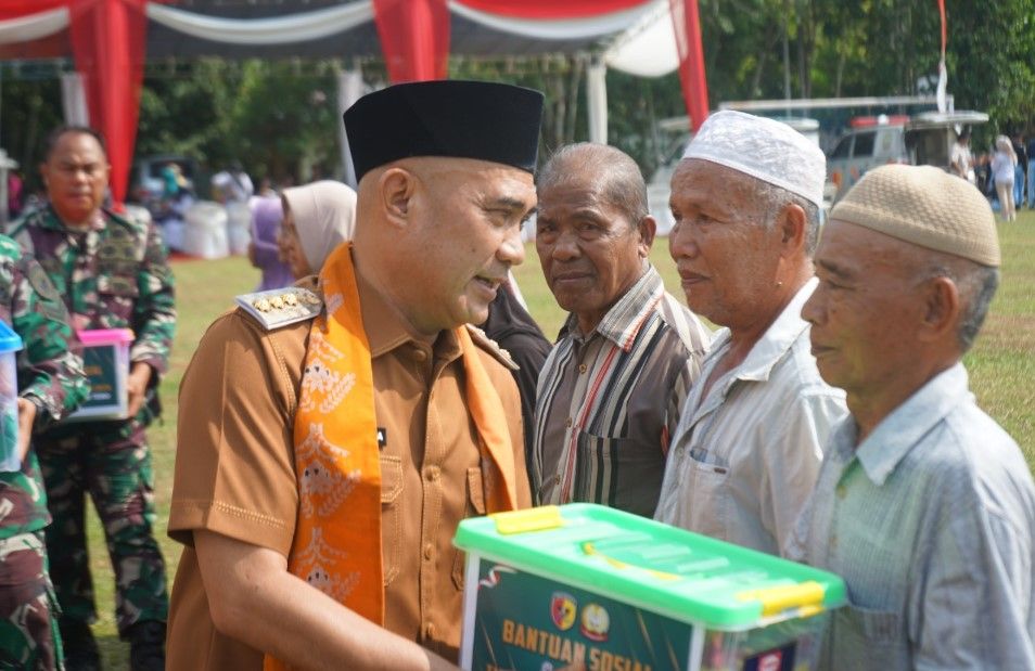 TMMD Ke-129 Tak Sekadar Bangun Infrastruktur, Kodim 0416/Bungo Tebo Salurkan 100 Paket Sembako