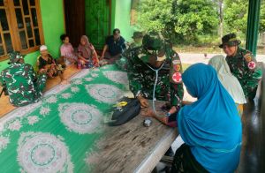 Satgas TMMD ke-129 Kodim Bute Jemput Bola Layani Kesehatan Warga Door to Door di Bungo