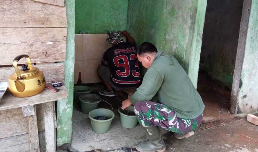 Keramik Dinding Mulai Terpasang, Satgas TMMD Ke-129 Kebut Rehabilitasi MCK Langgar Nurul Fajri