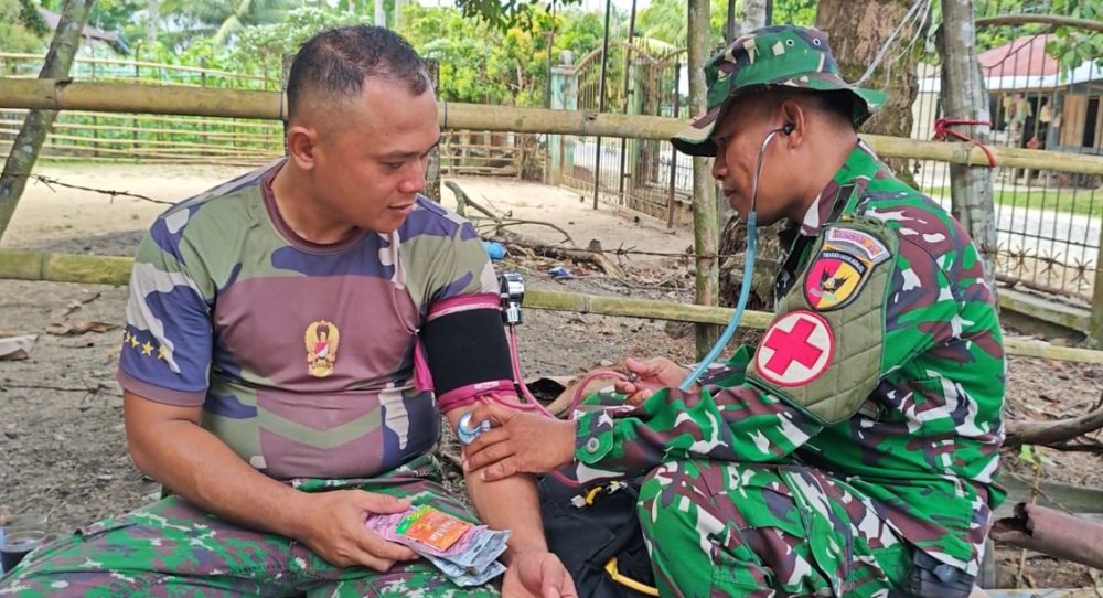 Jaga Kebugaran Satgas TMMD, Tim Kesehatan Rutin Periksa Kondisi Personel