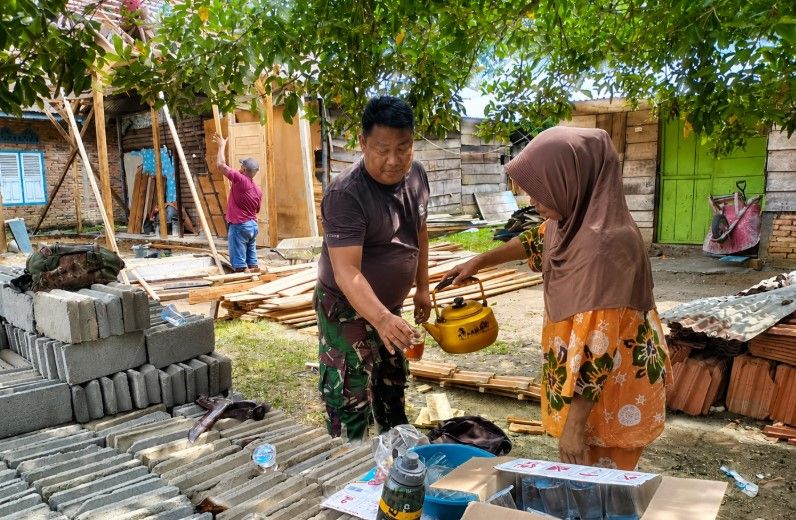 Aksi Ibu Upik Antar Teh Hangat ke Satgas TMMD, Sederhana tapi Penuh Makna