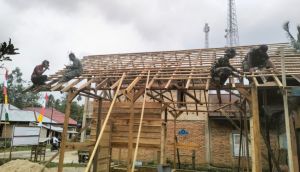 Pemasangan Rangka Atap Rumah Maskur Masuki Tahap Akhir, TMMD Ke-129 Terus Berprogres
